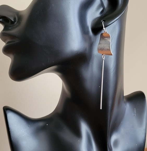 Contemporary silver fashion earring - Picture 2 of 2